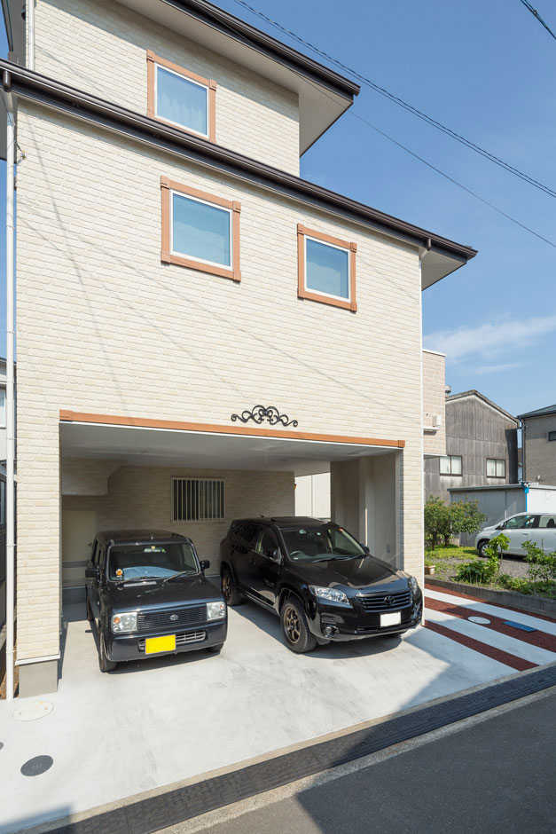建築システム（狭小住宅専門店）【収納力、間取り、ガレージ】門型フレーム工法を採用したインナーガレージ。雨の日も傘いらずで車の乗り降りが可能だ
