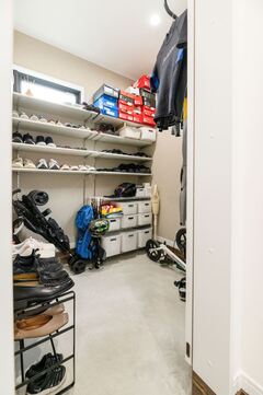 靴やアウトドアグッズをしまえる大容量の土間スペース