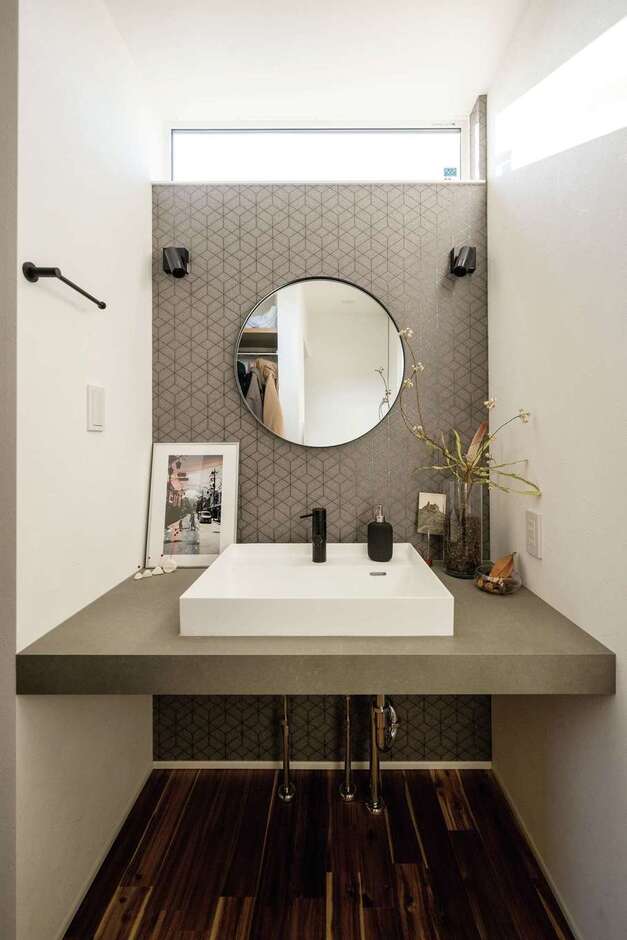 上質感のある洗面室。こだわりの配色とボウルがおしゃれ