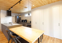 温かみのある木材で統一されたダイニング。家族が集まりやすいオープンな配置が魅力。作業スペースにも便利な動線が確保されている