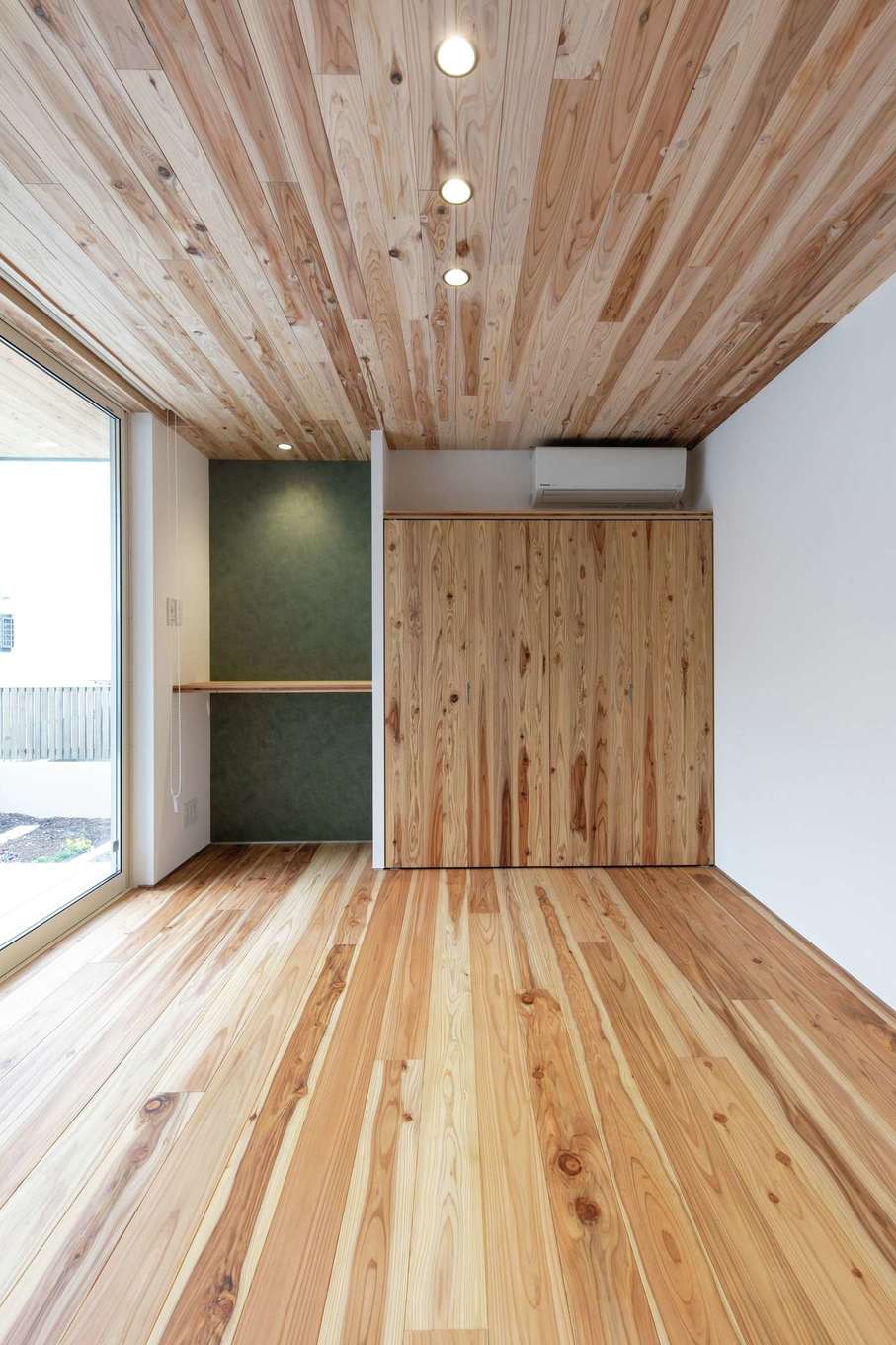 建杜 KENT（大栄工業）【デザイン住宅、収納力、間取り】ダイニング隣の空間は小上がりのフリースペース。家族の思い出や節句人形を飾れる棚と、たっぷりの収納も