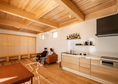 キッチンもウッドテイストにし空間になじんでいる