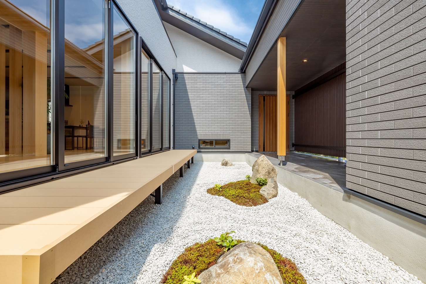 日本ハウスホールディングス 岐阜｜シンプルかつモダンなデザインの中庭。周囲の建物と調和しつつ、自然光をたっぷり取り込むリラックス空間。