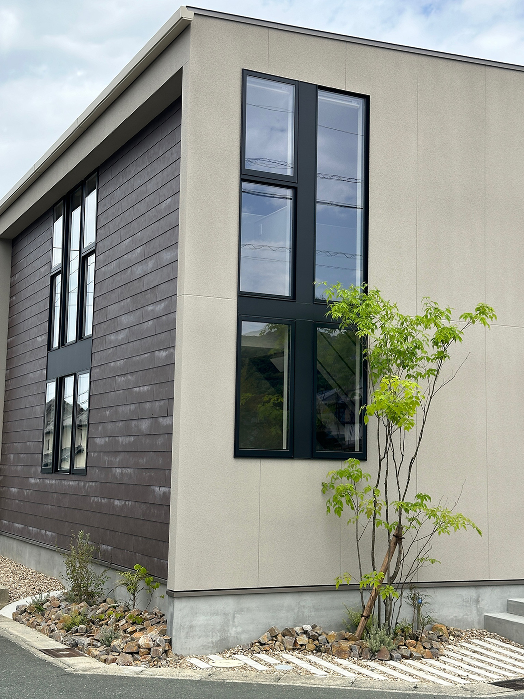 BASE.trip【デザイン住宅、間取り、インテリア】外観西側はアクセントにSOLIDOを採用