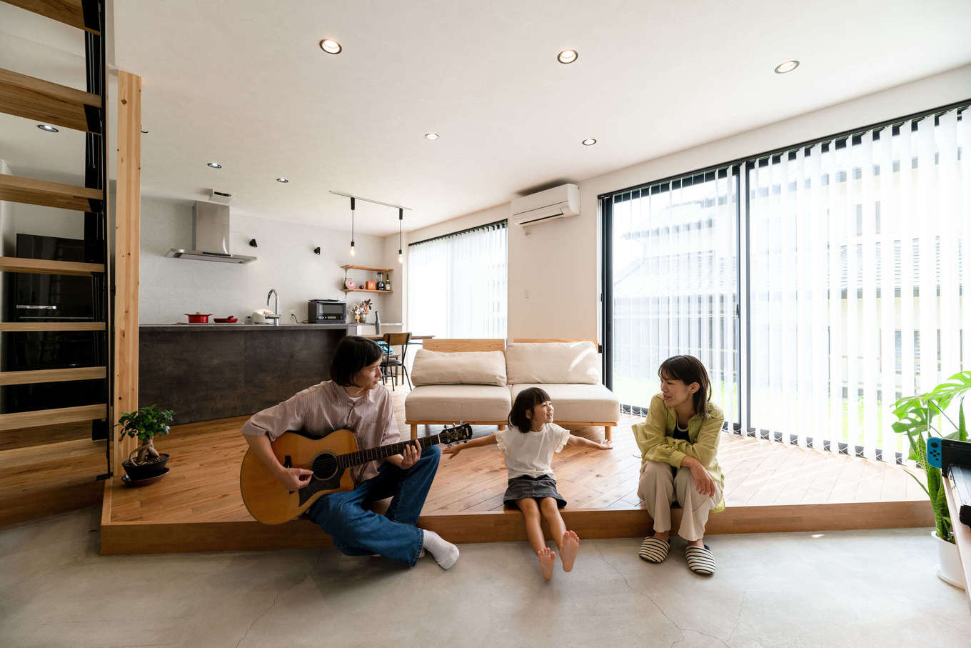 ハウスプラン（R＋house沼津・富士）【デザイン住宅、収納力、建築家】玄関からLDKへと続く土間スペースが開放的な空間。高気密、高断熱性能により、暑さ寒さが厳しい季節も外気温に左右されず快適に過ごせる。「掃除機もそのままかけられてラクです」と奥さま。大開口やスケルトンのリビング階段など、コンパクトながら随所に工夫が施され、実面積よりも広く感じられる