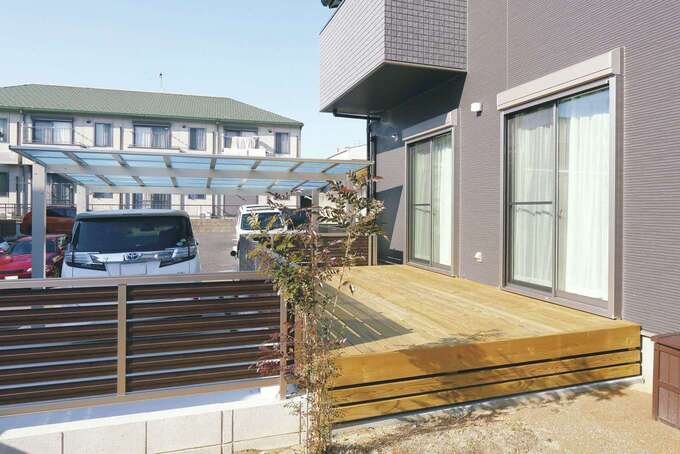 広いウッドデッキはBBQや子どもプールなど、アウターリビングとして活用する