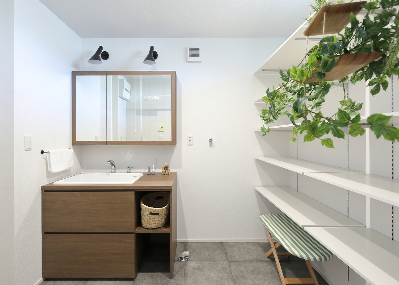 丸昇彦坂建設【デザイン住宅、趣味、間取り】洗面・脱衣スペースには収納棚もたっぷり。キッチンのすぐ隣にあり、調理と洗濯の「ながら家事」をする際にも短距離で移動できる