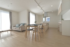 明るく開放的なLDK。ナチュラルな色合いのフローリングが、落ち着いた雰囲気を演出。大きな窓から差し込む光が、部屋を一層広く見せる。