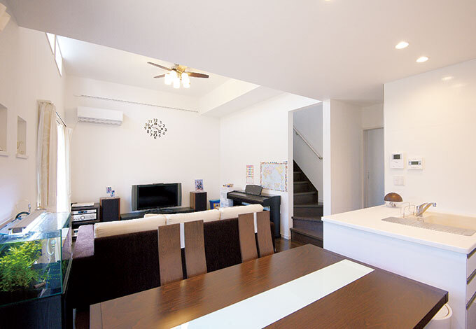 外から帰った子どもが、リビングを通って自分の部屋へ行けるようにしたため、ママも安心。キッチンにいながら子どもの様子を見守れる