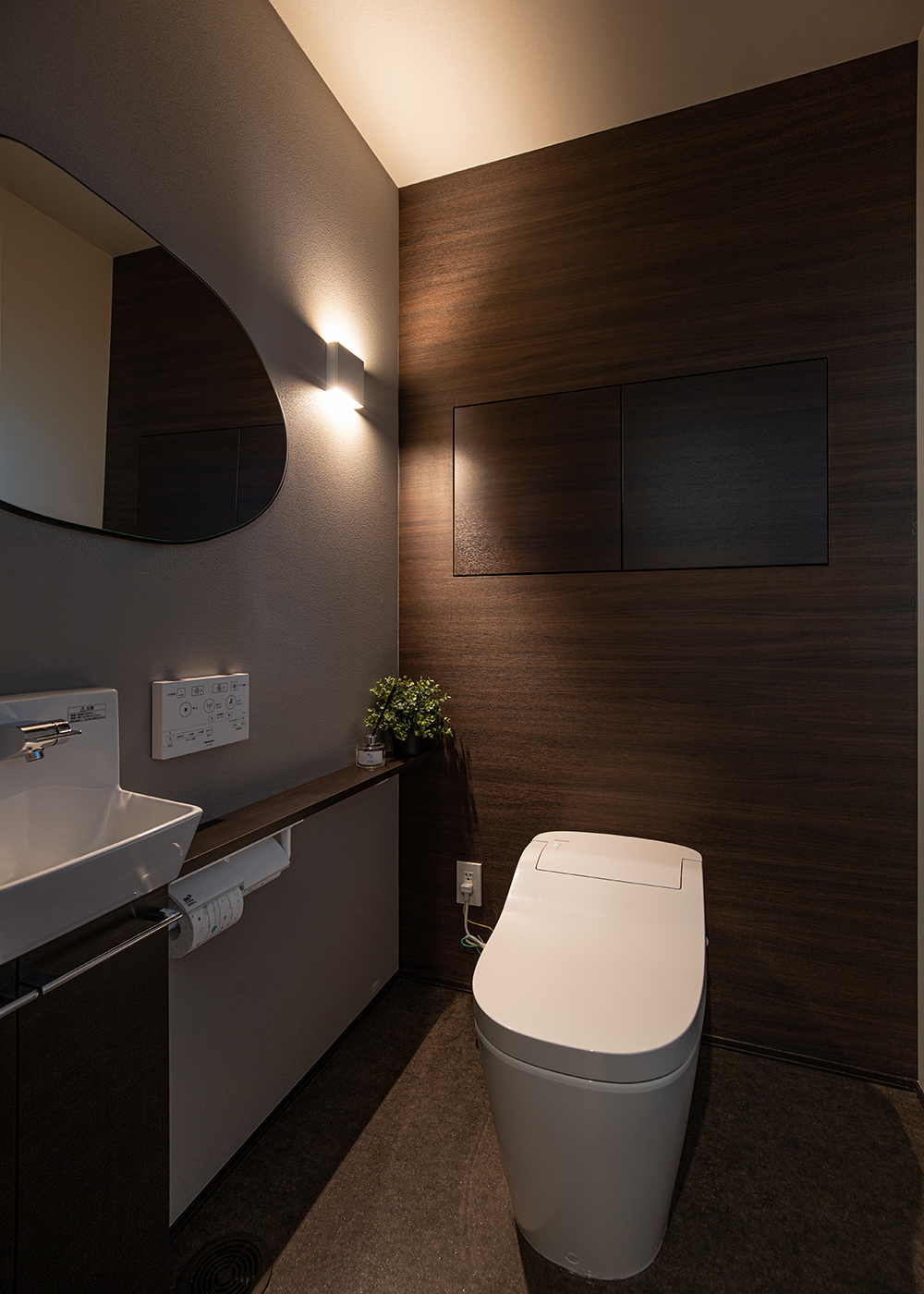 日本住建【デザイン住宅、収納力、間取り】トイレのクロスと照明もホテルライクに