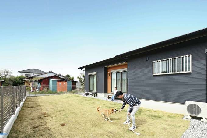 愛犬がのびのびと走り回れるドッグラン。ベンチに腰かけて、自然ゆたかな風景も楽しめる