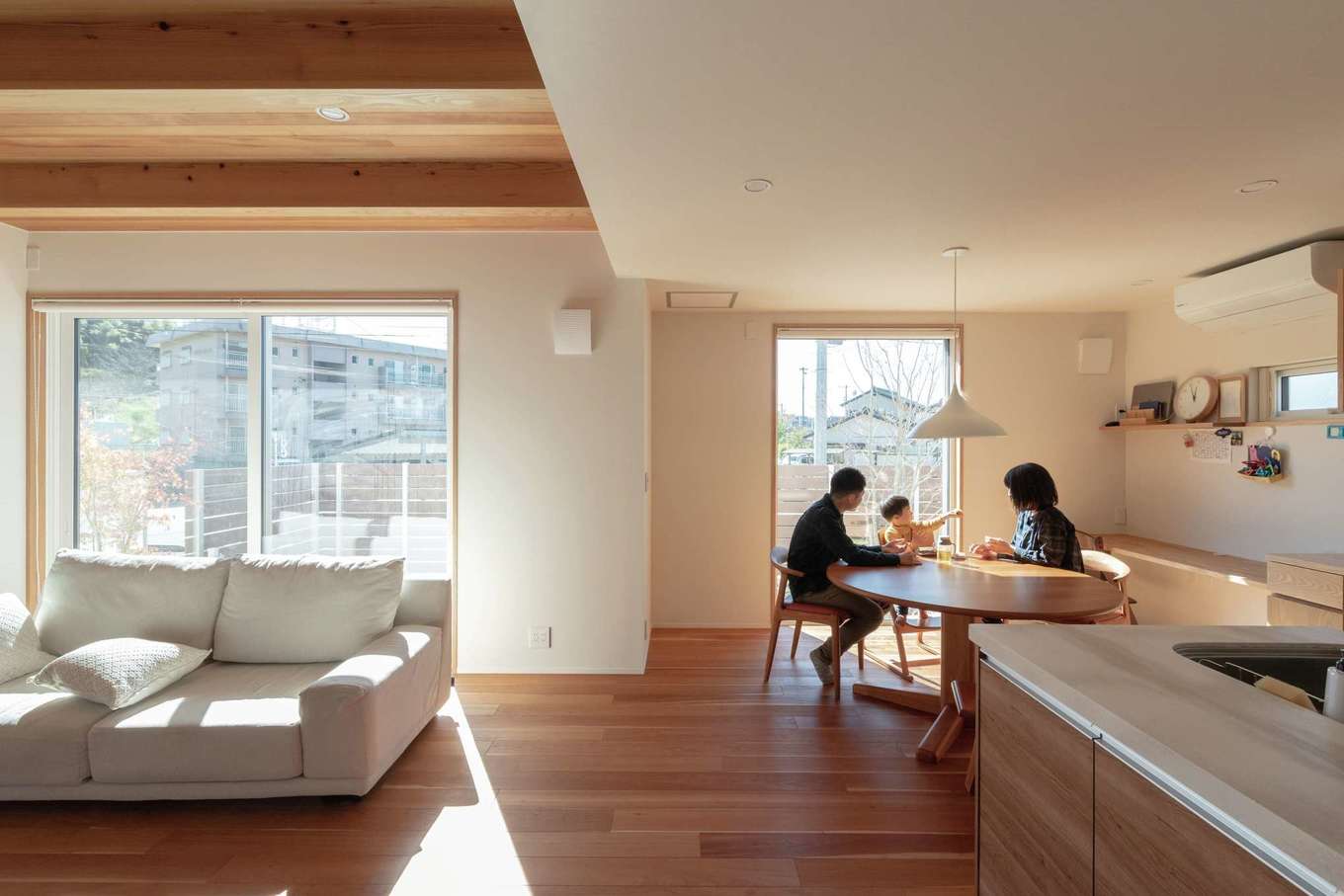 仲田工務店【自然素材、省エネ、間取り】リビングの掃き出し窓から縁台に出られる。ダイニングのピクチャーウィンドウの前にはヤマボウシを植え、秋にはキッチンからも紅葉を楽しめたそう