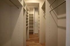 キッチン裏にあるパントリー兼ファミリークローク。奥行きのある棚が多く設置されており、効率的に収納できる設計。