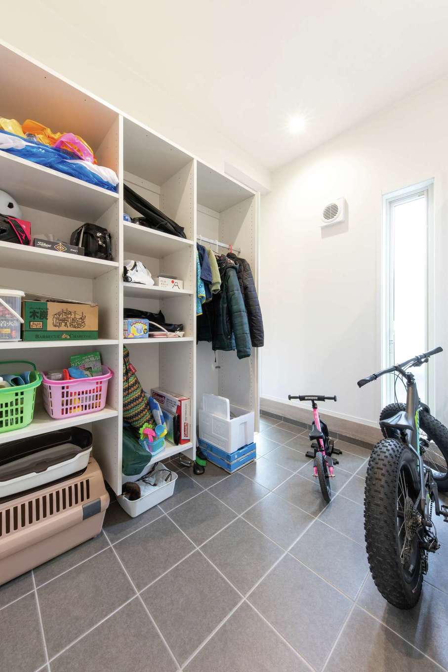 静鉄ホームズ【デザイン住宅、省エネ、間取り】広い土間収納はファミリーエントランスを兼ねる