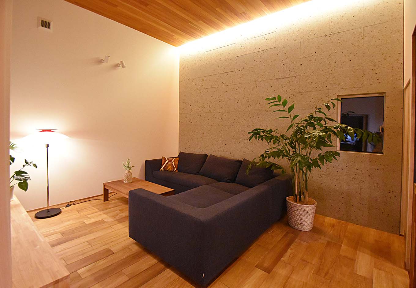 Techno Home Aizawa【デザイン住宅、省エネ】壁一面に施した大谷石は、温かみとクールの二面性を持ち合わせている