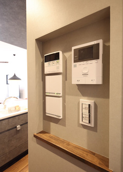 インターホンや照明などのスイッチ、給湯器のコントロールパネルは、リビングのニッチにまとめた。使い勝手がよく、壁面もすっきり