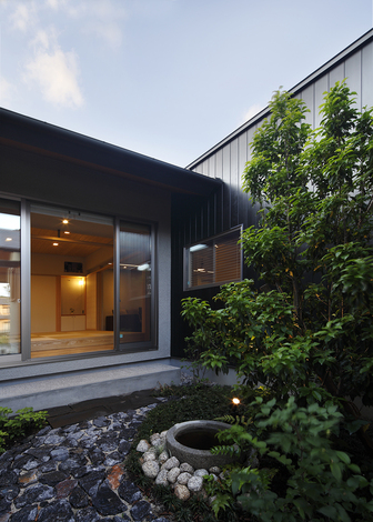 中庭から見る家屋は外観こそモダンなものの、どこかクラシックな趣を感じる