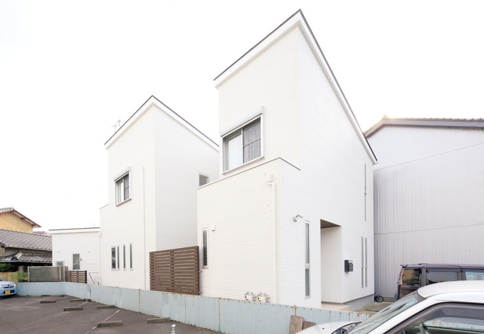 くの字型の敷地に建つI邸。白い外壁は築3年とは思えないほどの美しさを保っている