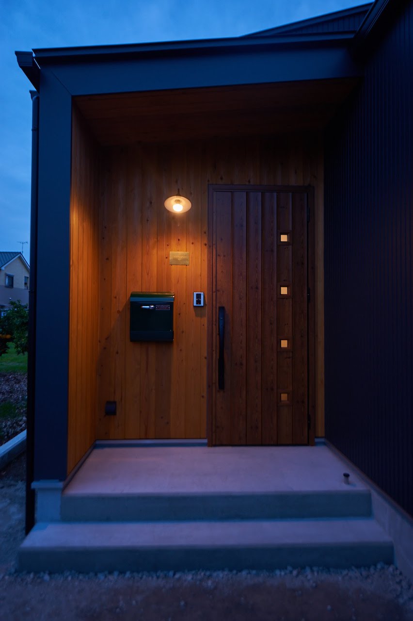 一級建築士事務所 GO_AN (ゴアン)【デザイン住宅、建築家、平屋】玄関は扉に合わせて無垢の木を張り、落ち着いた雰囲気に仕上げた