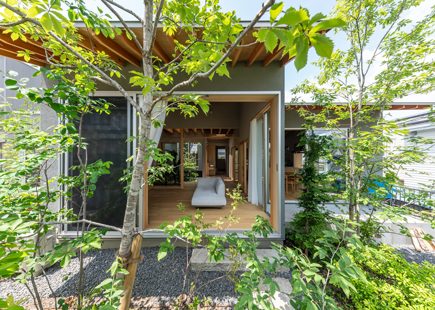 m+h（エムアンドエイチ）建築設計スタジオ【自然素材、建築家、平屋】深い軒に加えて、常緑樹と落葉樹を植えたことで、夏は直射日光を遮り、太陽高度の低い冬は中庭まで光を取り込める（パッシブデザイン）。庭でブルーベリーを収穫してジャムをつくることもあるそう