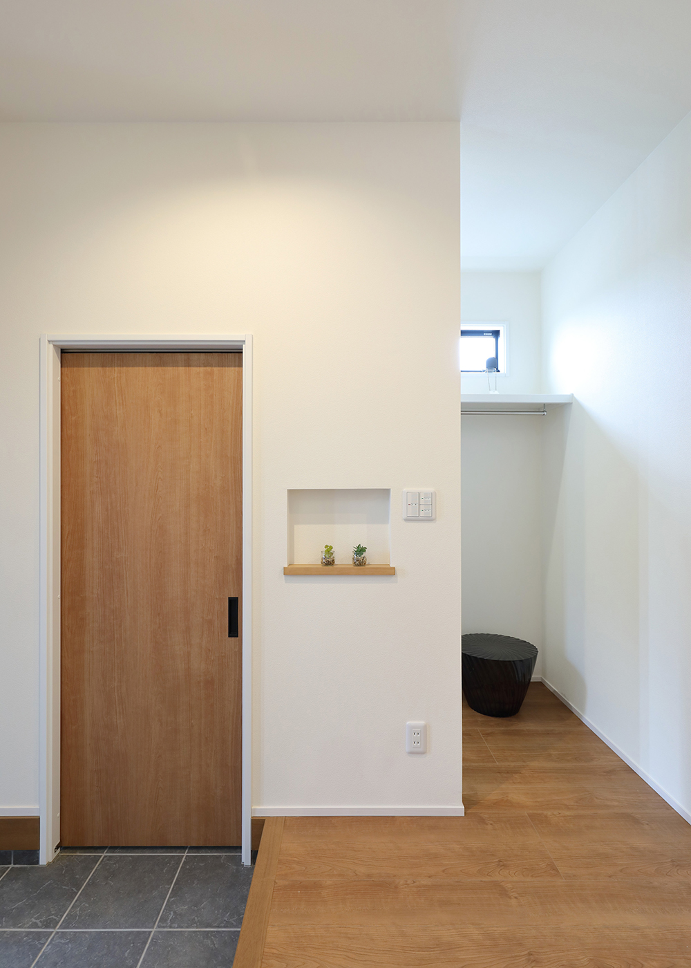 丸昇彦坂建設【子育て、収納力、間取り】ドアを閉めておくとシューズクロークが隠れてスッキリとした玄関を保てる