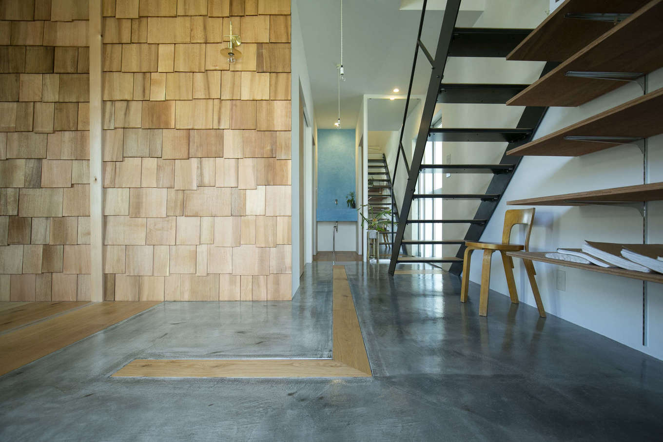 Hands Works（アオイ建築）【自然素材、間取り、インテリア】住居スペースの土間玄関。床はモルタル、壁は手割りのレッドシダー「シダーシェイク」を採用