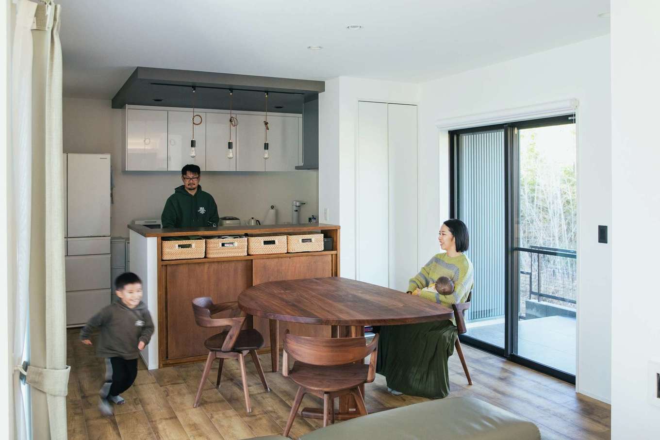 内田建設【デザイン住宅、子育て、間取り】子どもの様子を見ながら料理できる対面キッチン。テラスと近いのでBBQの準備もラク