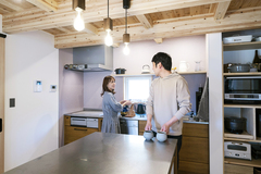 会話が生まれるアイランド式キッチン。明るい木目と柔らかな照明が、料理をさらに楽しくする雰囲気を作り出している