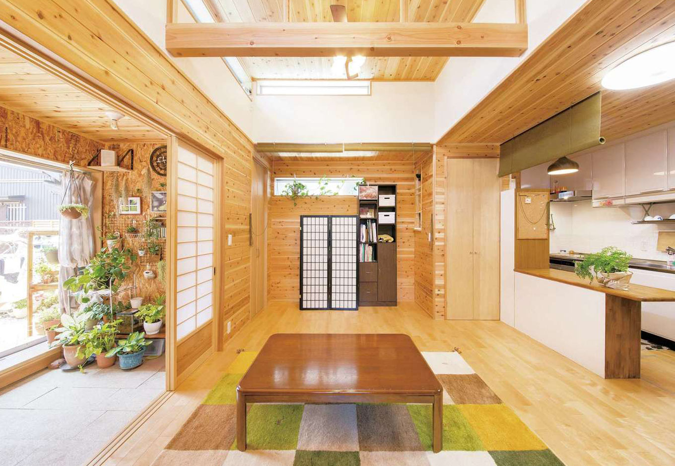 内田建設｜壁と天井には節のある杉板をたっぷり使い温もりのある空間に