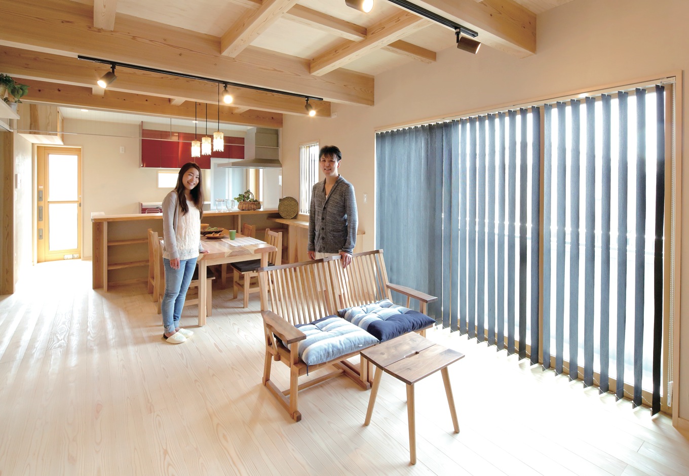 アクトホーム【自然素材、省エネ、間取り】地場のスギ、ヒノキを骨組みから仕上げ材まで採用。国内トップクラスの調湿性能を誇る稚内珪藻土や土佐和紙など、内装には呼吸する素材が使われる
