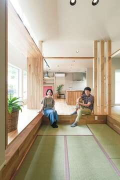 畳は夫婦共通の希望。一段下げて空間と目線に変化を付けている。奥のバーコーナーの壁はご主人の好きな赤をアクセントに