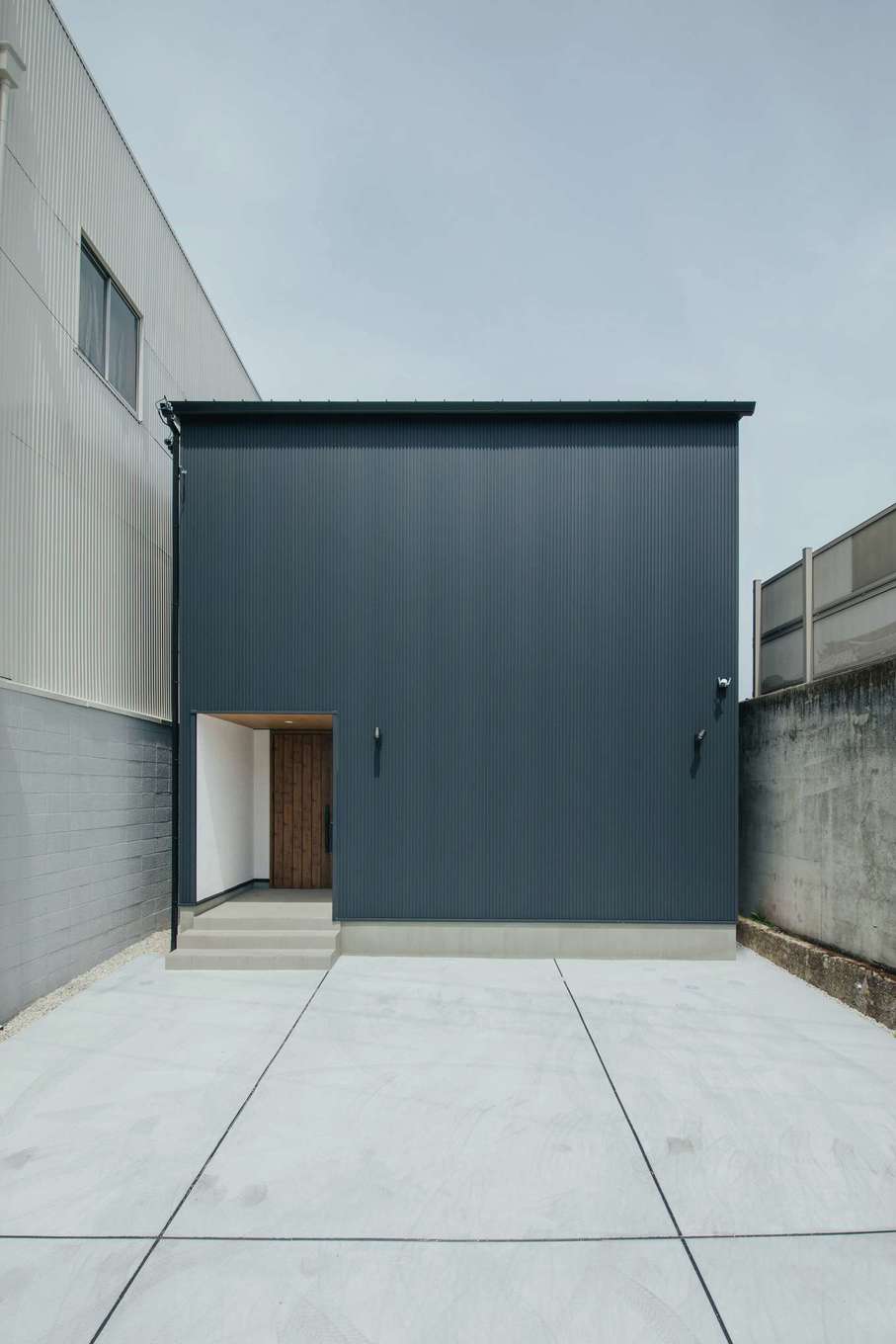 内田建設【デザイン住宅、二世帯住宅、建築家】間口約6m、奥行き約22mの変形地でも、建築家の感性と設計力によって、カッコよくて住みやすい二世帯住宅が実現した