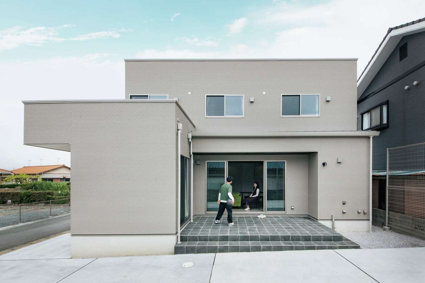 デザインハウス【デザイン住宅、趣味、インテリア】外から中庭のテラスが見えないよう、建物をL字型に配置したJ邸。来客が多いので、駐車スペースもたっぷり確保