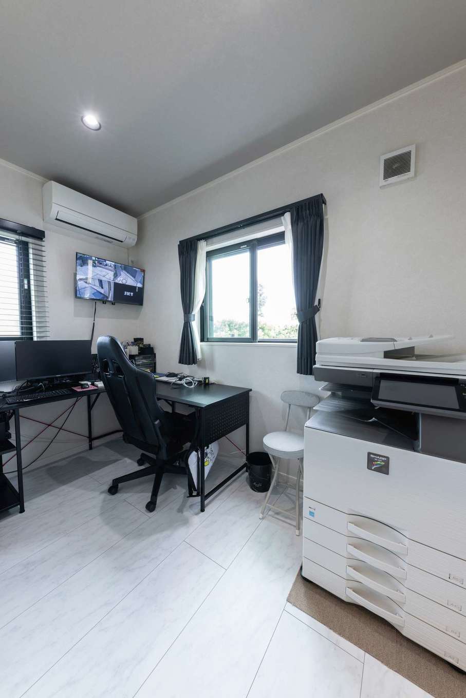 サンワ開発【デザイン住宅、収納力、ガレージ】家で仕事をすることもあるご主人は書斎スペースを要望した。使い勝手がいいように、LDKの近くにレイアウトしている