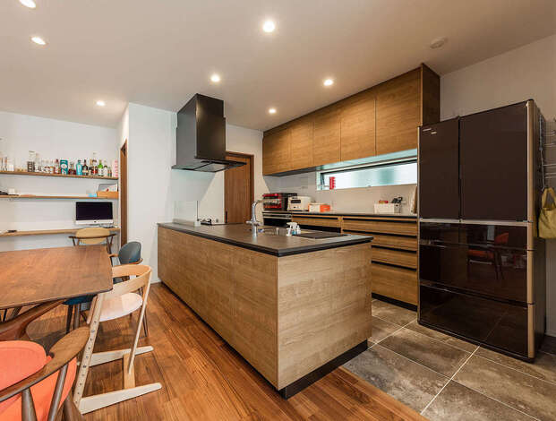 フローリングの色と質感に合わせて選んだキッチンはクリナップの「セントロ」。
ガスと電気一体型の最新モデルをセレクトした。2WAYのパントリーも便利。夫婦が好きなお酒のボトルを棚に飾って暮らしを楽しむ