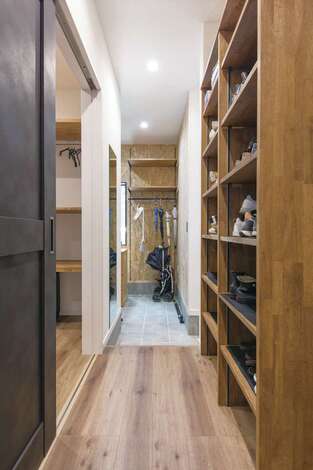 右側はウォークスルータイプのシューズクローゼット。突き当たりの土間収納はOSB合板の壁で後から棚をつけることもできる