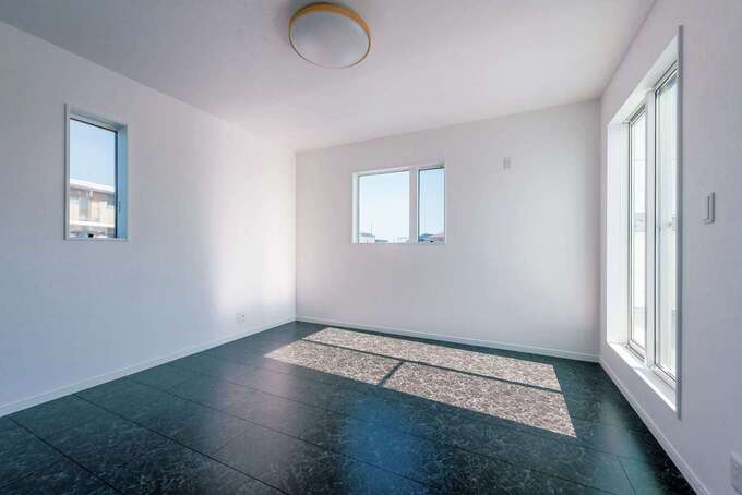 黒大理石調のパネルを貼った2階の一室。シックな雰囲気は寝室にぴったり