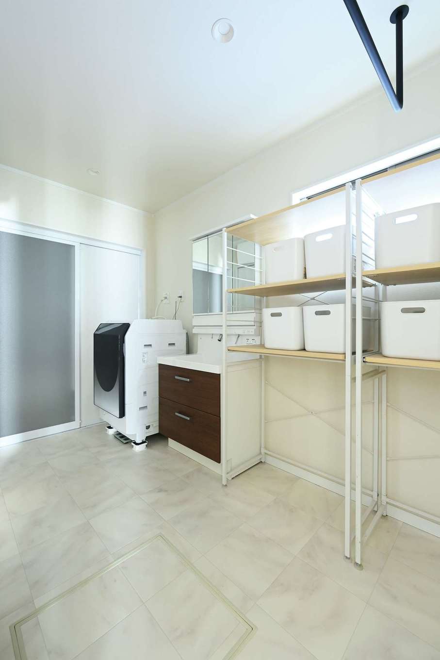 Yamaguchi Design 掛川店（アイフルホーム 掛川店）【デザイン住宅、子育て、間取り】ランドリーは広さが約5畳あり、収納棚と家事カウンター、室内干しスペースを作ってもゆとりの広さ。洗濯の家事が効率よくできる