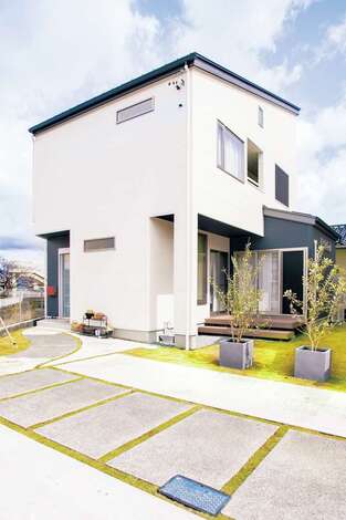 芝生の前庭もお洒落