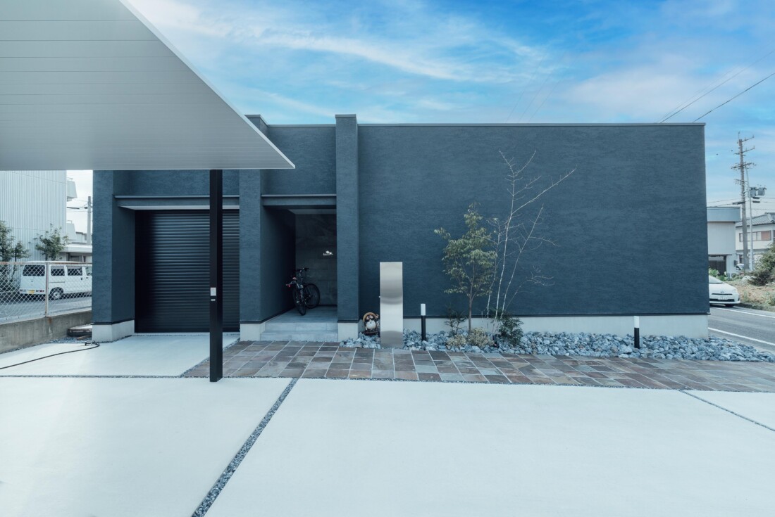 チェックハウス｜モダンな平屋の外観。シンプルな建物デザインと広々としたアプローチが、開放感を引き立てている