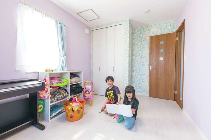 それぞれの子ども部屋はクロスで個性を演出。長女の部屋はライトパープルと花柄の2種類のクロスでかわいらしく