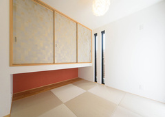 リビングに隣接した畳コーナー。琉球畳と北欧の照明を取り入れ、モダンな雰囲気に。床上げにし、ロールスクリーンで仕切ることで個室風に仕上げた