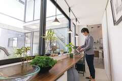グリーンの手入れは「生き物係」のご主人の日課。カウンターは洗い場付きなので便利