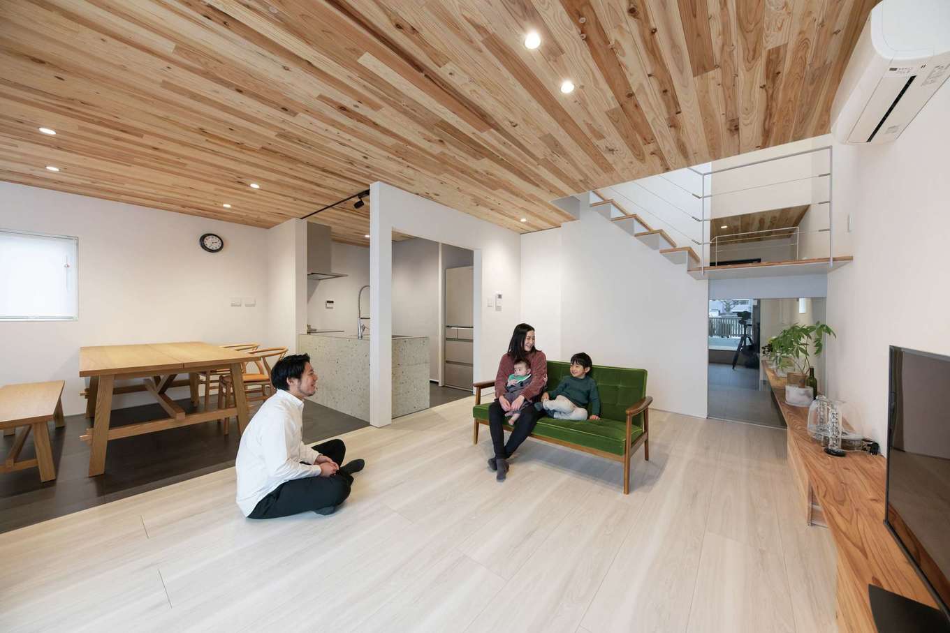 建杜 KENT（大栄工業）【デザイン住宅、収納力、間取り】シンプルでスタイリッシュなデザインながら、木のぬくもりが感じられるリビング。素材や色を意識した床材の使い分けで自然なゾーニングを実現