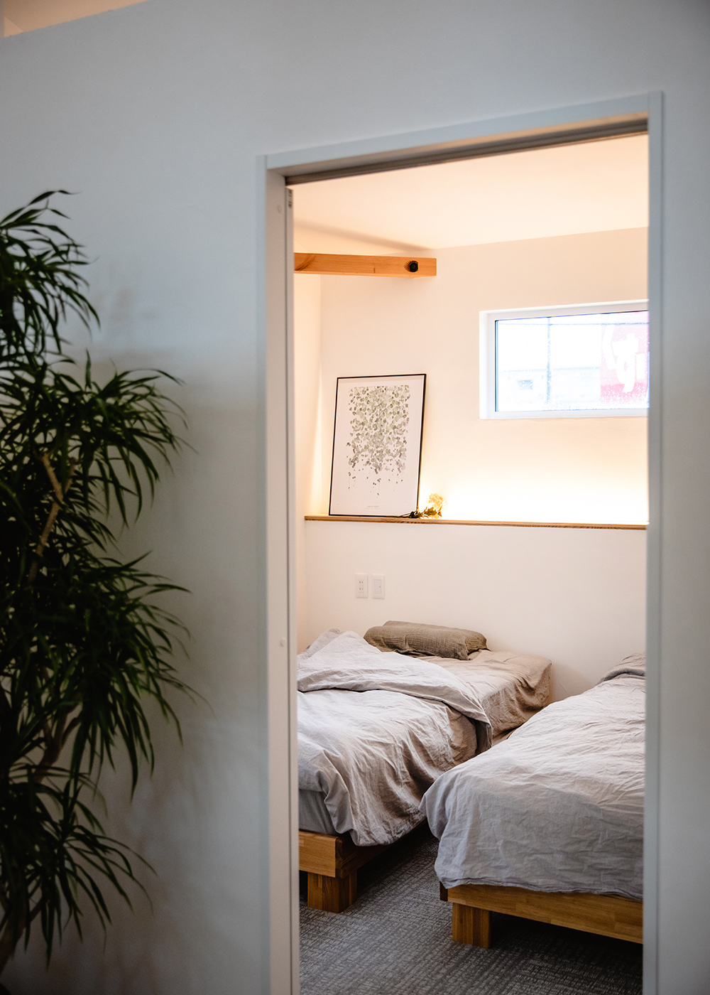 ainoa.life くらはし建築【デザイン住宅、間取り、インテリア】高窓のある主寝室。プライバシーが確保され、自然光で明るさも確保