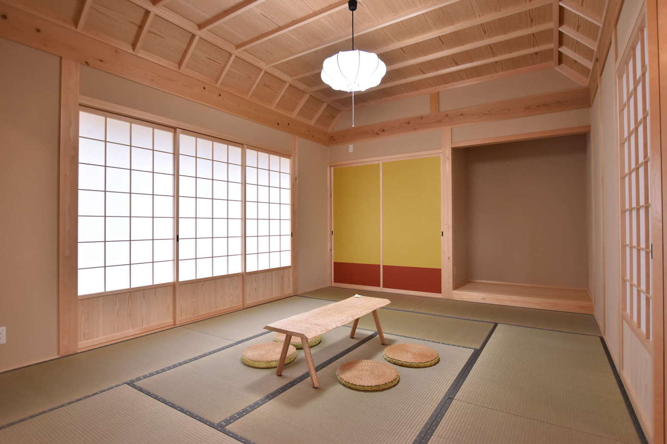 職人夢工房 TODA（戸田工務店）【和風、自然素材、平屋】リビングの続き間の和室。舟底天井や襖の配色にこだわり、上品かつ斬新な空間が実現