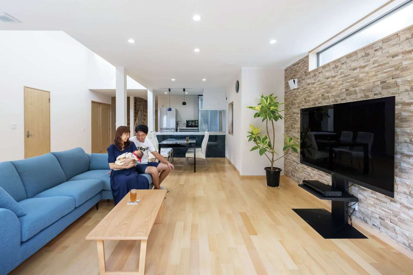 大貴【省エネ、間取り、ペット】28畳の大空間LDK。南側に建物が迫っていても、高い吹抜けを採用したことで、リビングやキッチンに十分な明るさをもたらした。床は無垢のフローリングで、素足に気持ちよく馴染む。キッチンに立つとリビングで眠る赤ちゃんの様子を見ながら料理できるので、奥さまも安心♪