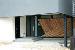 狭小地でも3台分の駐車場を確保。木を斜めに貼ってポーチにアクセントを