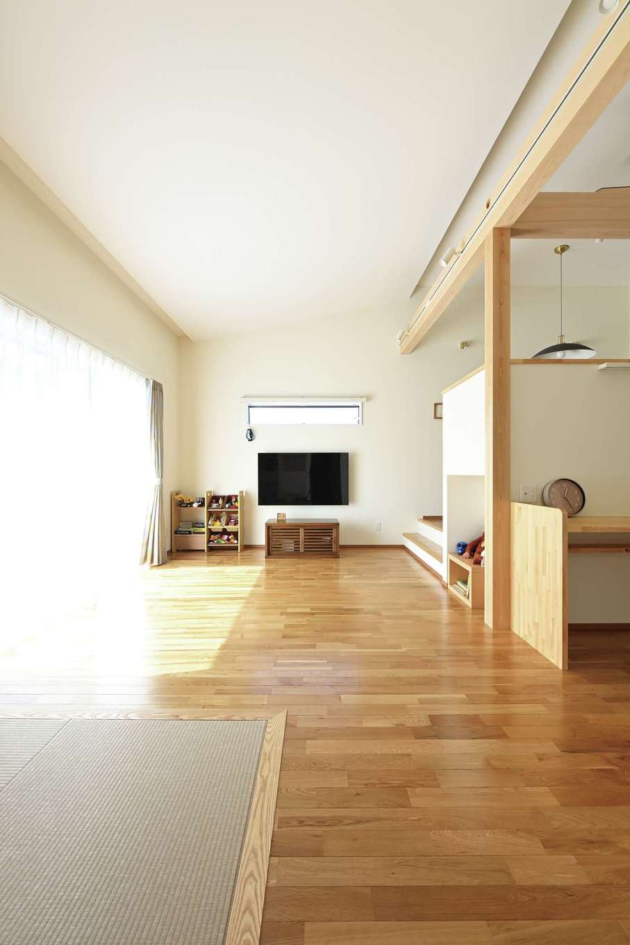 Yamaguchi Design 【間取り、平屋、スキップフロア】3畳の畳コーナーは子どものお昼寝はもちろん、ちょっとした休憩にも便利