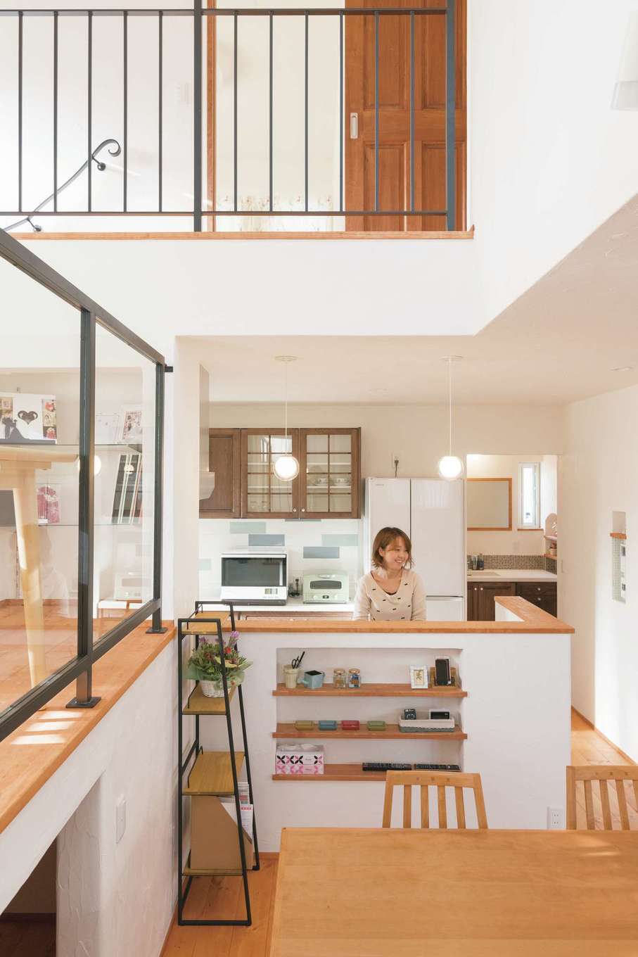 アイジースタイルハウス【デザイン住宅、自然素材、省エネ】視線も声も通りやすい吹抜けのLDK